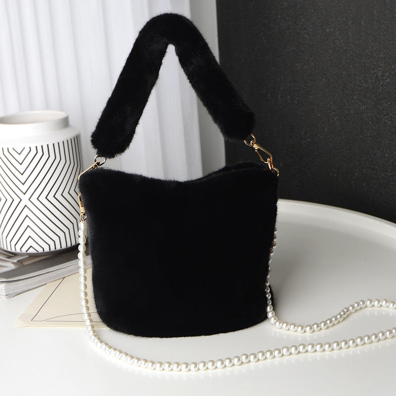 Checkerboard Plush Bucket Bag With Pearl Chain Design Winter Fashion Luxury Handbags For Women Personalized Shopping Shoulder Bags